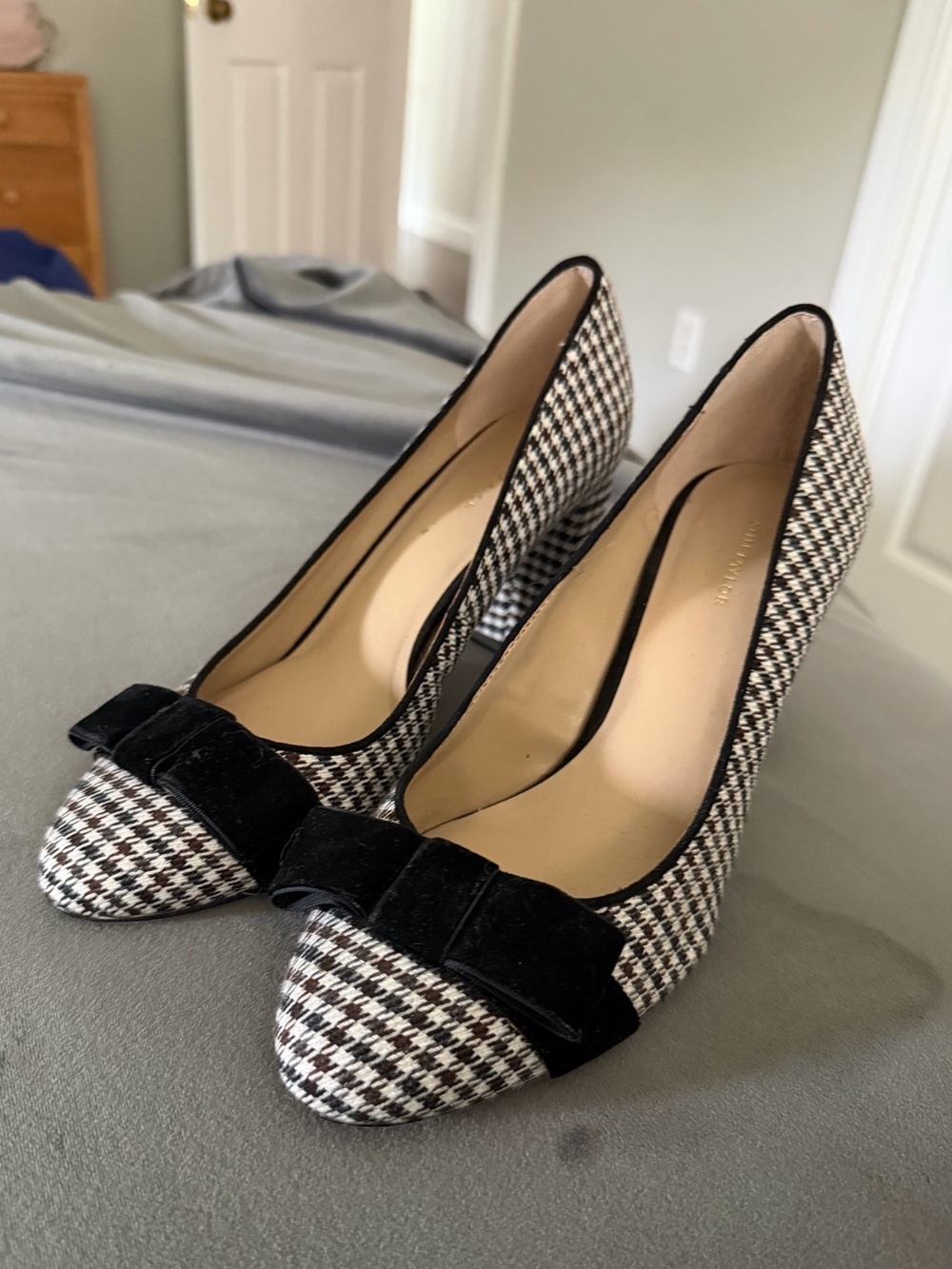Ann Taylor Houndstooth Pointed Toe Pumps with Black Velvet Bow